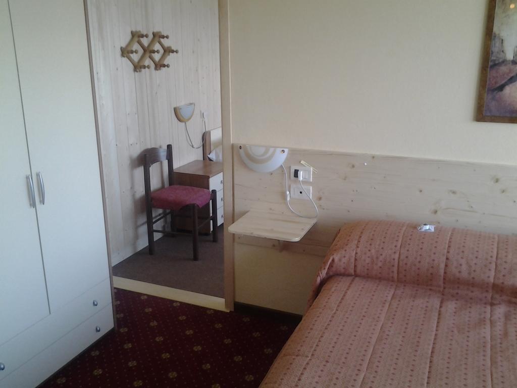 Hotel Poggio D'Oro Riva di Solto Habitación foto